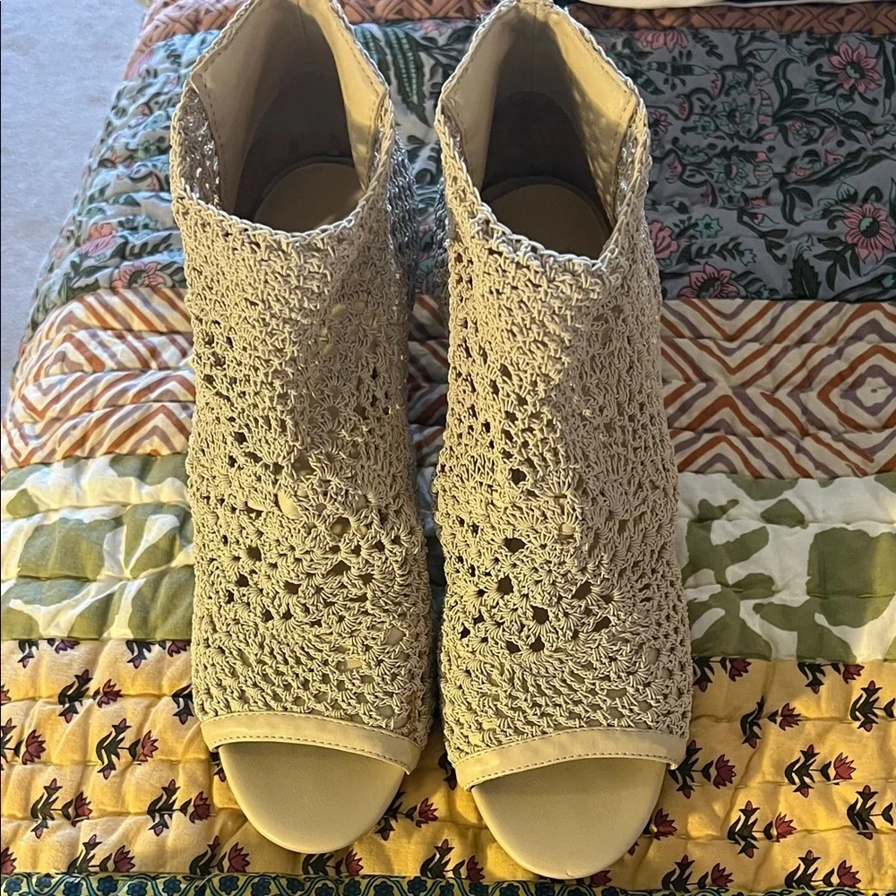 Jessica Simpson Cream Crochet Peep-Toe Boots, EUC, 8.5 - Picture 2 of 10